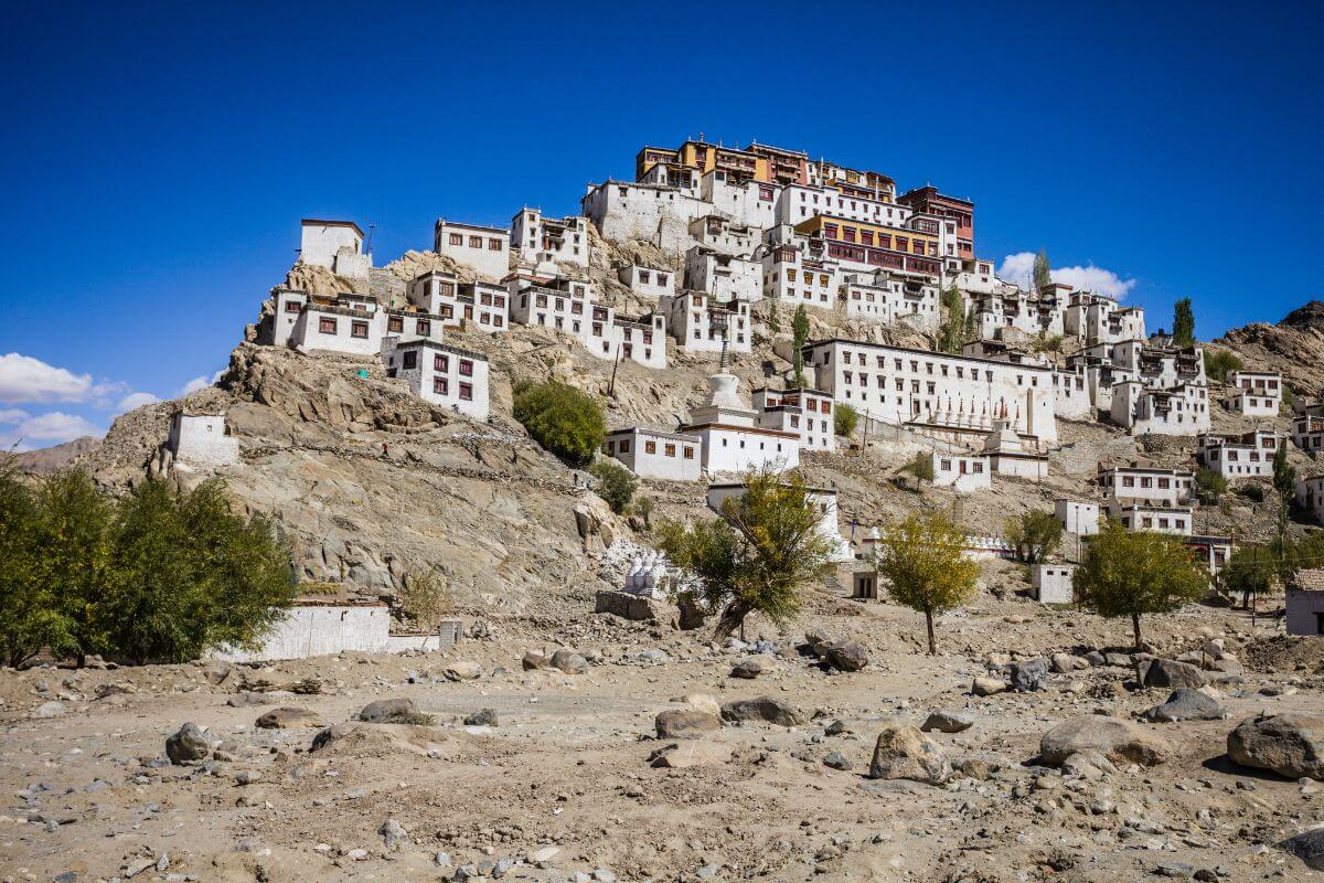 thorong-la-pass-trail-valley
